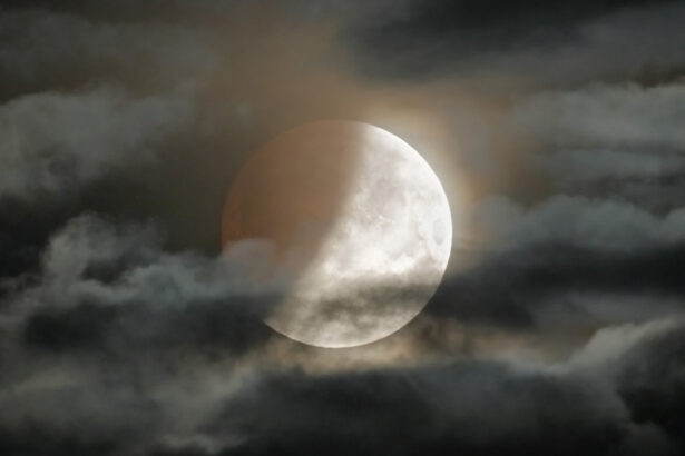 eclipsa partiala de luna in aceasta noapte vizibila din romania la ce ora incepe si de unde poate fi observata 6a8ffe51734e2