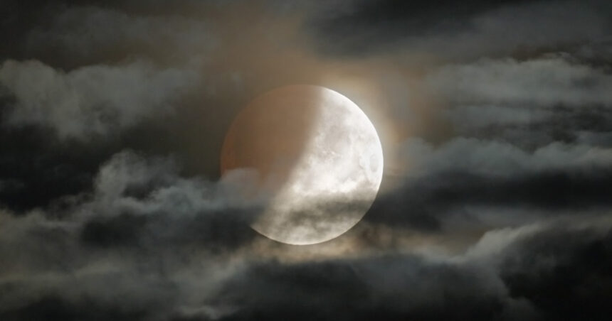 eclipsa partiala de luna in aceasta noapte vizibila din romania la ce ora incepe si de unde poate fi observata 6a8ffe51734e2
