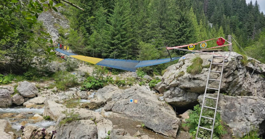 foto accesul catre lacul scropoasa si cascada 7 izvoare din muntii bucegi intrerupt din cauza ruperii unui pod avertismentul salvamont 6a81f92827e49