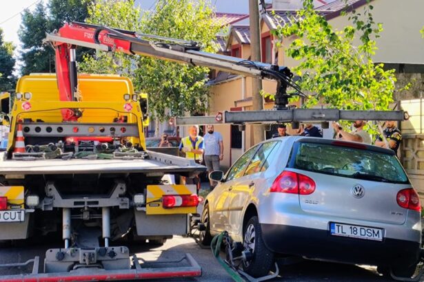 foto video incident pe o strada din constanta un autoturism a cazut intr o groapa formata dupa surparea asfaltului 6a7abec377de9