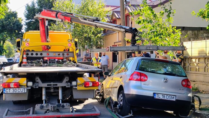 foto video incident pe o strada din constanta un autoturism a cazut intr o groapa formata dupa surparea asfaltului 6a7ac11a3082d