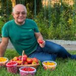 imagini din gradina lui emil boc primarul din cluj napoca a cules primele rosii cultivate de el o satisfactie pe care niciun magazin nu o poate oferi 6a72e0c50b92b