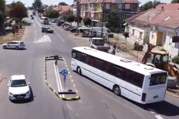 imagini virale sensul giratoriu oval prin care autobuzele nu reusesc sa treaca din prima reactia primariei care a platit lucrarea 6a79dee765adf
