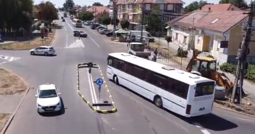 imagini virale sensul giratoriu oval prin care autobuzele nu reusesc sa treaca din prima reactia primariei care a platit lucrarea 6a79dee765adf
