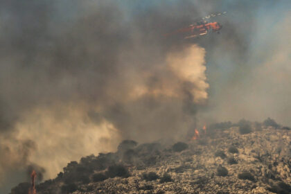 incendii pe insula greceasca salamina doi morti sute de oameni evacuati vantul puternic contribuie la extinderea rapida a focurilor 6a81f1d00c3fb