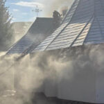 incendiu puternic la o manastire din suceava focul risca sa se extinda si la cladirile din jur 6a83194852283