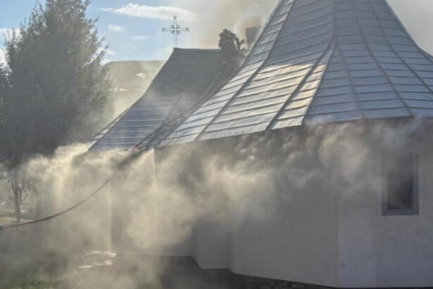 incendiu puternic la o manastire din suceava focul risca sa se extinda si la cladirile din jur 6a83194852283
