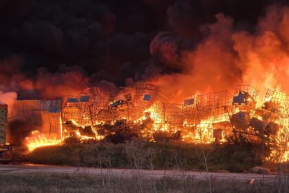 incendiu urias la lumina au venit in sprijin pompieri din alte trei judete primaria lumina proprietarul fabricii aici se termina tot 6a7cff5fb3b5f