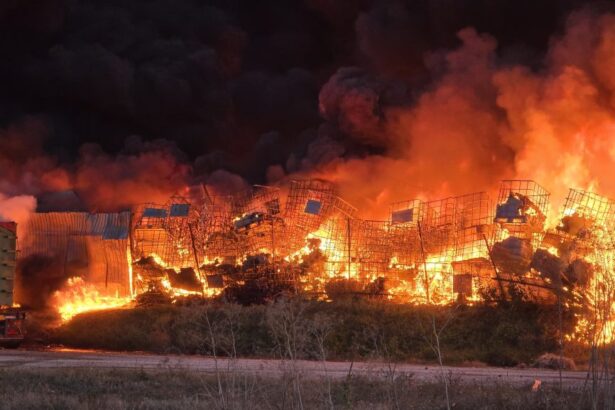 incendiu urias la lumina au venit in sprijin pompieri din alte trei judete primaria lumina proprietarul fabricii aici se termina tot 6a7cff5fb3b5f