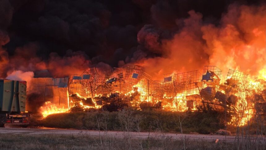 incendiu urias la lumina au venit in sprijin pompieri din alte trei judete primaria lumina proprietarul fabricii aici se termina tot 6a7cff5fb3b5f