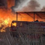 incendiul de de lumina lichidat dupa 12 ore mai multe anchete au fost deschise pentru stabilirea cauzelor si pentru poluare 6a7d6fd2385ca
