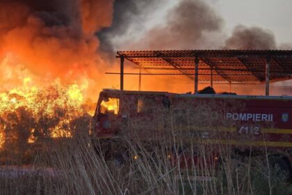 incendiul de de lumina lichidat dupa 12 ore mai multe anchete au fost deschise pentru stabilirea cauzelor si pentru poluare 6a7d6fd2385ca