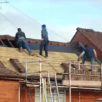 mesteri care lasau case fara acoperis si apoi cereau sume uriase proprietarilor pentru lucrari trei barbati trimisi in judecata 6a75b913dce01