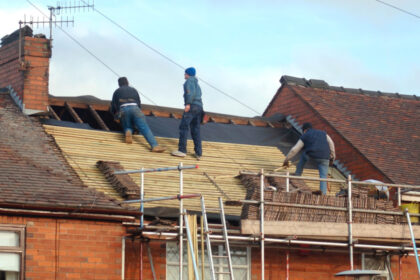 mesteri care lasau case fara acoperis si apoi cereau sume uriase proprietarilor pentru lucrari trei barbati trimisi in judecata 6a75b913dce01