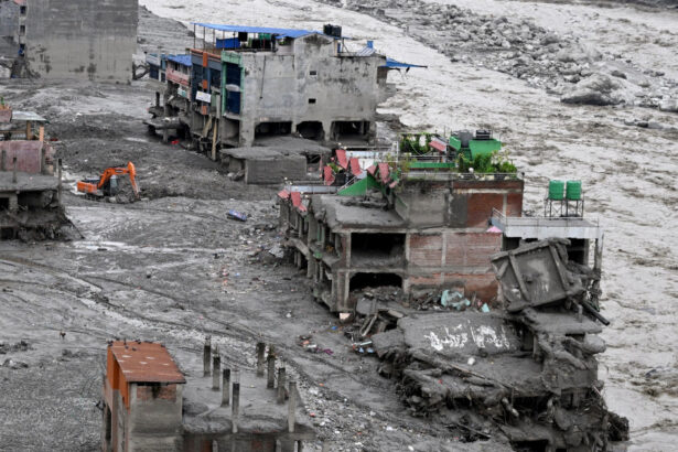 mii de oameni sunt inca dati disparuti dupa inundatiile devastatoare din nepal bilantul provizoriu a ajuns la peste 900 de morti 6a951d9df3f21