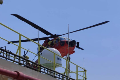 misiune in premiera anuntata de raed arafat un elicopter black hawk a evacuat un ranit de pe o nava aflata in largul marii negre 6a72270315657
