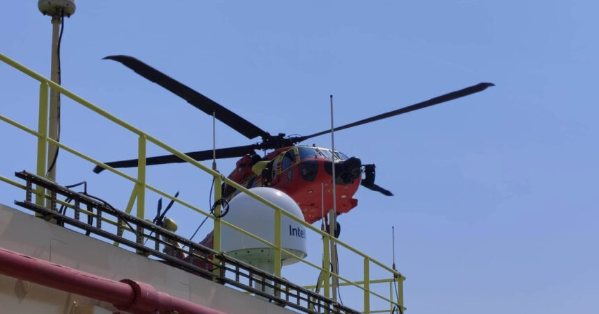 misiune in premiera anuntata de raed arafat un elicopter black hawk a evacuat un ranit de pe o nava aflata in largul marii negre 6a72270315657
