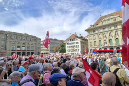 nu nato sa dam o sansa pacii aproximativ o mie de elvetieni s au adunat la berna pentru apararea unei neutralitati stricte 6a942b09f2aa8