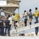 peste 150 de migranti au fost salvati de pe un vas care a luat foc in canalul manecii 6a720e3c7929a