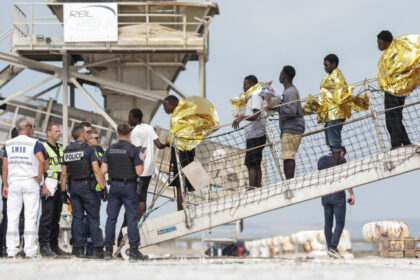 peste 150 de migranti au fost salvati de pe un vas care a luat foc in canalul manecii 6a720e3c7929a