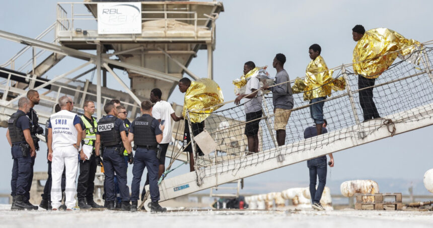 peste 150 de migranti au fost salvati de pe un vas care a luat foc in canalul manecii 6a720e3c7929a