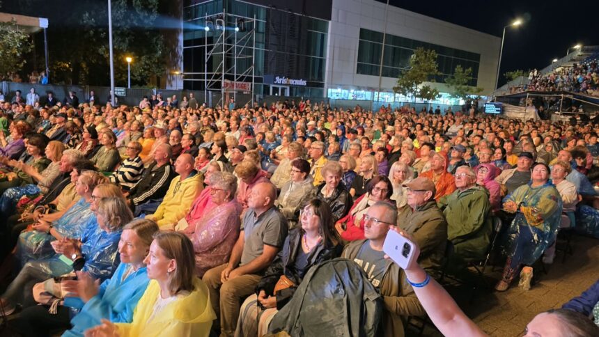 ploaia a intrerupt cea de a doua seara a festivalului mamaia dar concursul continua spectacolul traditia ne uneste a fost reprogramat 6a91494c9f1d6