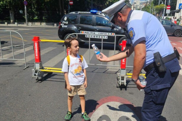 politistii locali din bucuresti au distribuit oamenilor sticle cu apa pe strada indemnul autoritatilor pentru locuitorii capitalei 6a8af08bf3bf7