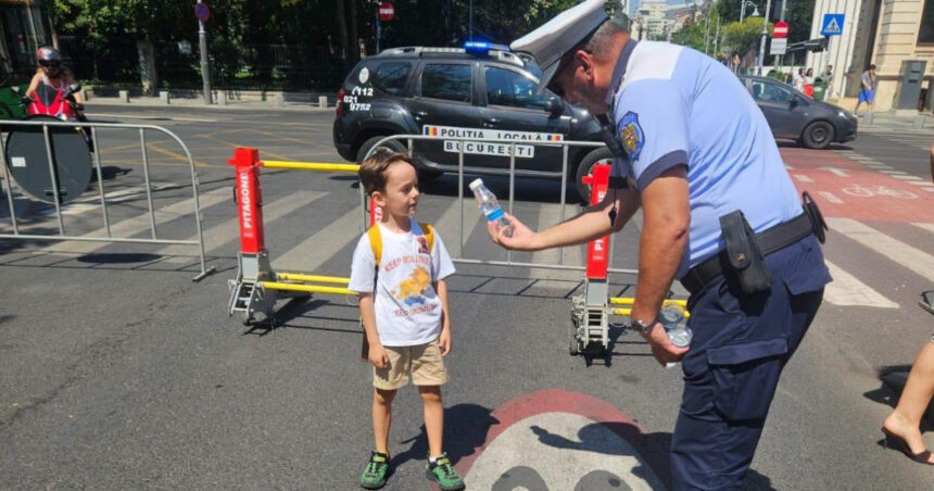 politistii locali din bucuresti au distribuit oamenilor sticle cu apa pe strada indemnul autoritatilor pentru locuitorii capitalei 6a8af08bf3bf7
