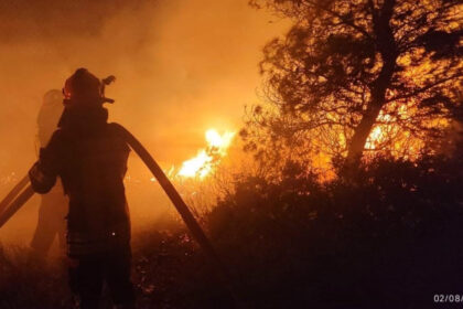 pompierii romani au intervenit la un incendiu de vegetatie si fond forestier din regiunea attica din grecia 6a6ef7a327ff4
