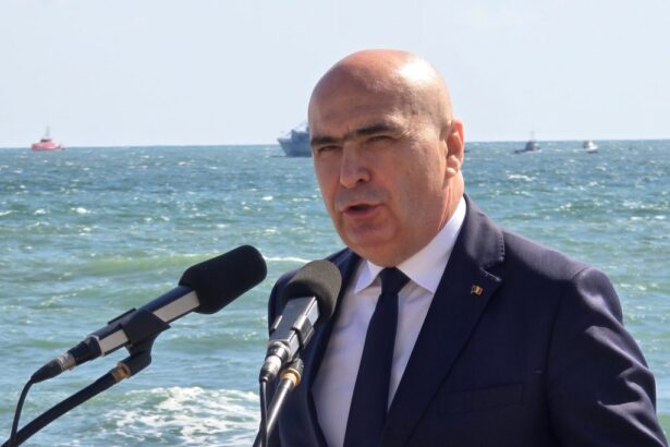premierul interimar huiduit la constanta de ziua marinei aplaudati marinarii bolojan acasa 6a801ec48ab8f