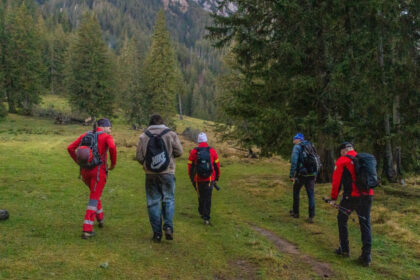 salvamontistii din sibiu au intervenit pentru a salva un parapantist blocat intr un copac in muntii fagaras 6a6f9219528ec
