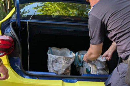taximetrist din bucuresti prins in timp ce vindea materiale pirotehnice suporterilor israelieni pentru meciul de la ploiesti 6a7397fedd89e