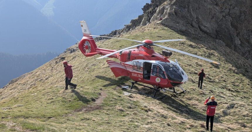 turist mort in muntii fagaras dupa ce a cazut 200 de metri intr o rapa victima recuperata cu elicopterul smurd 6a8184d2519da