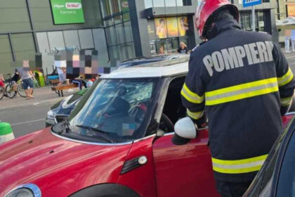 un copil de un an si cinci luni a ramas blocat intr o masina in parcarea unui mall din alba iulia a fost scos de pompieri 6a8b4199a758d