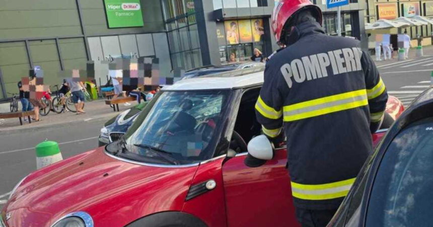 un copil de un an si cinci luni a ramas blocat intr o masina in parcarea unui mall din alba iulia a fost scos de pompieri 6a8b4199a758d