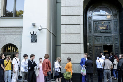 unicul partid de opozitie din rusia amenintat cu excluderea din alegeri sute de rusi s au adunat la curtea suprema pentru sustinere 6a79b49cefd26