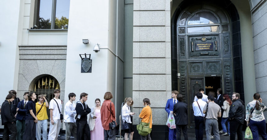 unicul partid de opozitie din rusia amenintat cu excluderea din alegeri sute de rusi s au adunat la curtea suprema pentru sustinere 6a79b49cefd26