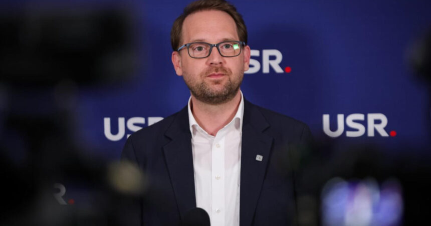 usr intra in sedinta dupa decizia ccr partidul urmeaza sa reconfirme sustinerea lui dominic fritz 6a85b89a247bb