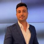 valentin sanfira la bustul gol in timp ce tunde iarba in curte artistul si a pus fanele pe jar la munca ma ajuta si pe mine cineva 6a71cb37c1cbf