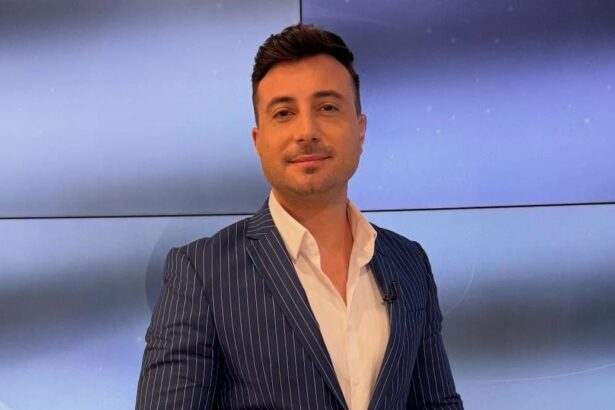 valentin sanfira la bustul gol in timp ce tunde iarba in curte artistul si a pus fanele pe jar la munca ma ajuta si pe mine cineva 6a71cb37c1cbf