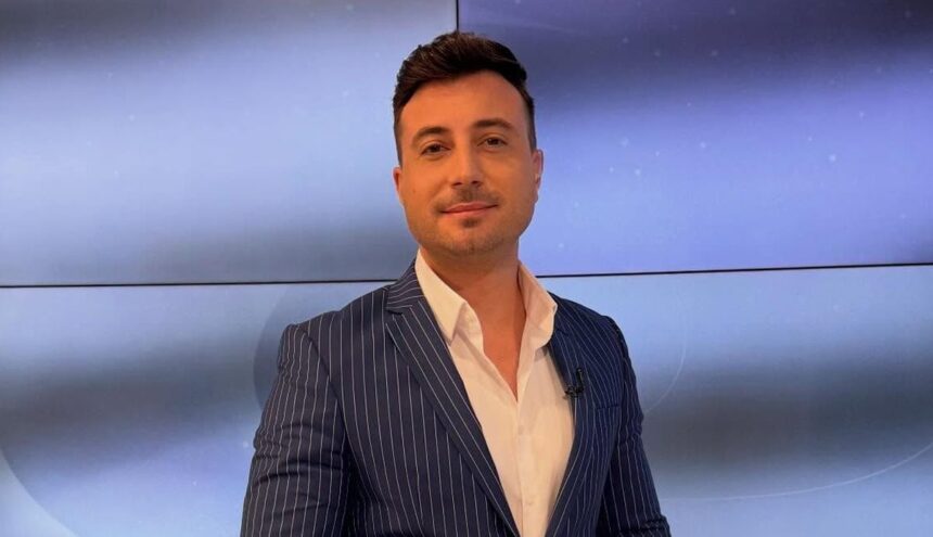 valentin sanfira la bustul gol in timp ce tunde iarba in curte artistul si a pus fanele pe jar la munca ma ajuta si pe mine cineva 6a71cb37c1cbf