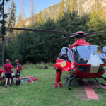 video accident grav in masivul ceahlau un turist a cazut in gol 30 de metri a fost chemat elicopterul smurd 6a8ab14807112