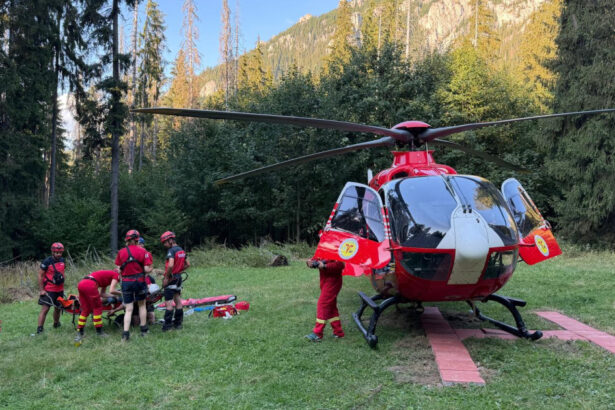 video accident grav in masivul ceahlau un turist a cazut in gol 30 de metri a fost chemat elicopterul smurd 6a8ab14807112