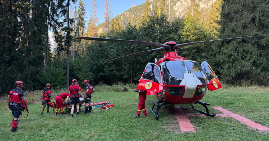 video accident grav in masivul ceahlau un turist a cazut in gol 30 de metri a fost chemat elicopterul smurd 6a8ab14807112