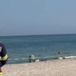 video alerta pe o plaja din mamaia dupa ce a fost observat un obiect suspect isu si politia au izolat perimetrul 6a734aa5b27dc