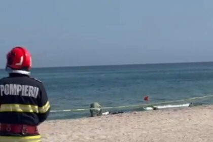 video alerta pe o plaja din mamaia dupa ce a fost observat un obiect suspect isu si politia au izolat perimetrul 6a734aa5b27dc