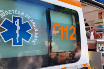 video ambulanta atacata cu topoarele intr o comuna din cluj dupa ce intr un clip pe tiktok s a afirmat ca fura copii soferul a fost ranit 6a78669c2111e