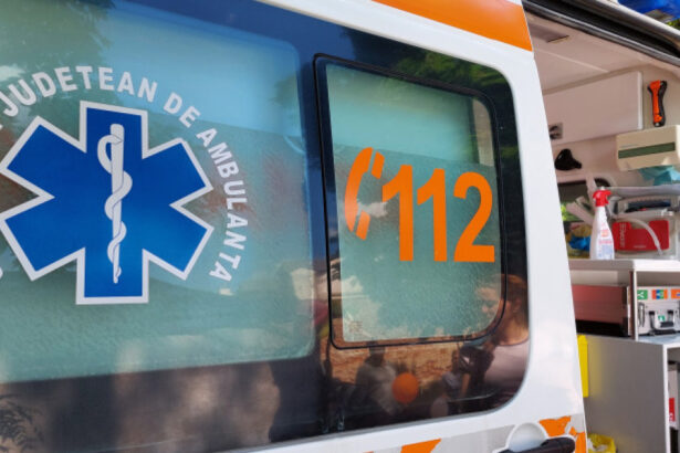 video ambulanta atacata cu topoarele intr o comuna din cluj dupa ce intr un clip pe tiktok s a afirmat ca fura copii soferul a fost ranit 6a78669c2111e
