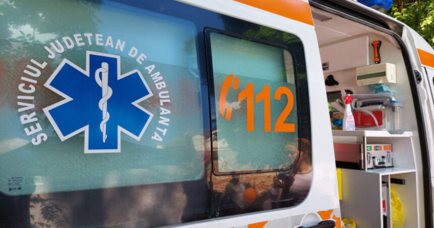 video ambulanta atacata cu topoarele intr o comuna din cluj dupa ce intr un clip pe tiktok s a afirmat ca fura copii soferul a fost ranit 6a78669c2111e