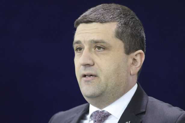 video cu ceasul la mana sau in buzunar radu miruta ironie la adresa lui sorin grindeanu chiar la inaugurarea unei autostrazi 6a7c498ad2247